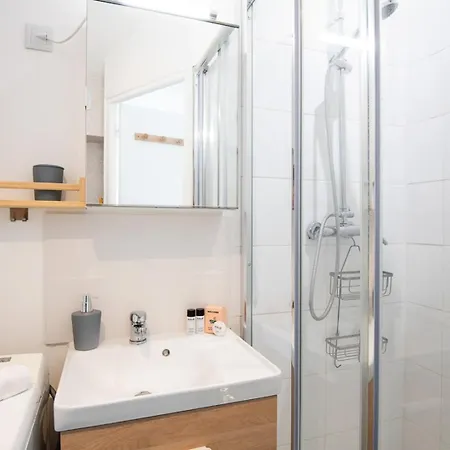 Independent And Comfortable - Near The Tram *