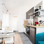 Independent And Comfortable - Near The Tram ليل